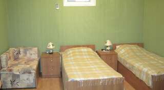Гостиница Гостевой дом «Маризель» Севастополь Стандартный двухместный номер с 2 отдельными кроватями-1